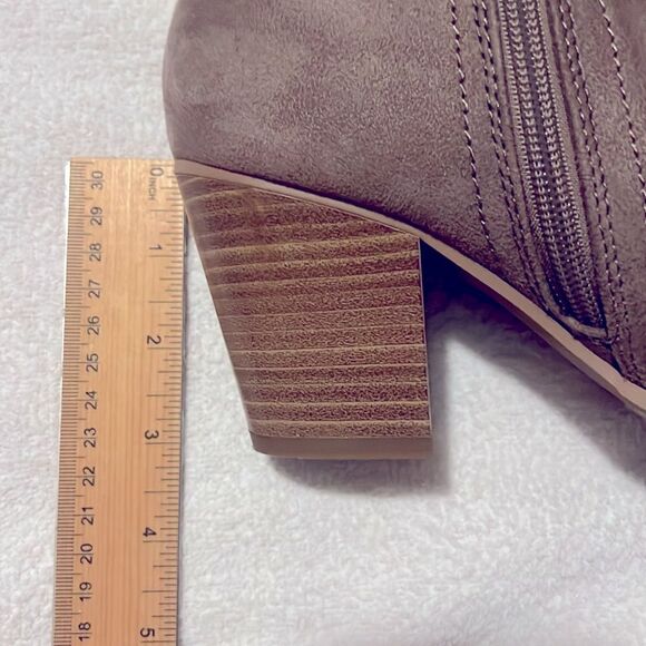City Classified Vegan Faux Suede Mushroom Tan Ankle Boot Western Bootie Size 7 - Picture 10 of 11